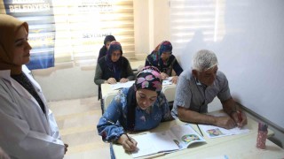 3 çocuklu çift, ehliyet almak için 4 ayda okuma yazma öğrendi