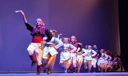 300 dansçı ile muhteşem halk oyunları gecesi