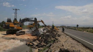 4 metreyi bulan kırılmanın olduğu yolda yenileme çalışmaları başladı