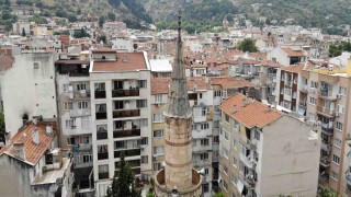 500 yıllık caminin yıpranan minaresi korkutuyor