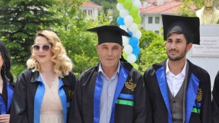 51 yaşında üniversiteden mezun oldu