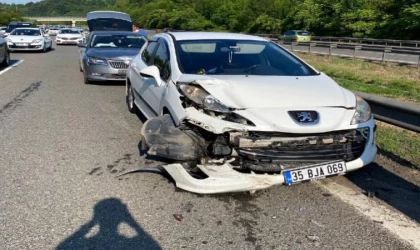 7 aracın karıştığı zincirleme kaza araç kamerasına yansıdı