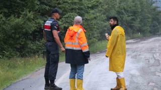 Abant yolunda taşan dereler ulaşıma engel oldu