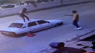 Adanada bir kadın otomobilin tavanına çıkıp dans etti