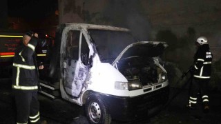 Adanada park halindeki çekici yanarak kül oldu