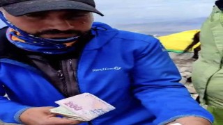 Ağrı Dağında kayıp para ve pasaport bulundu