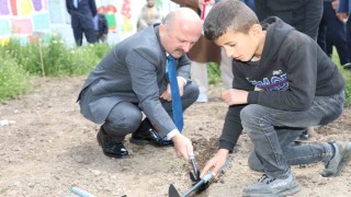 Ağrı Valisi Varol, öğrencilerle birlikte tohum ekimi gerçekleştirdi