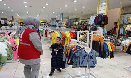 Ağrıda bayramlık kıyafetler Kızılaydan