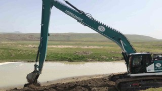 Ahlatta sulama kanalları temizleniyor