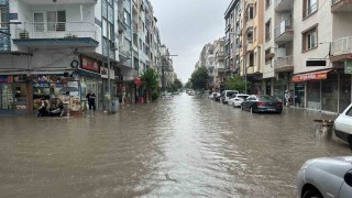Akhisarda hastaneyi sel suları bastı, hastalar tahliye edildi