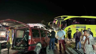 Akhisarda otobüs ile hafif ticari araç çarpıştı: 1 ölü