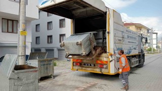 Akşehirde çöp konteynerleri yerinde yıkanarak dezenfekte ediliyor