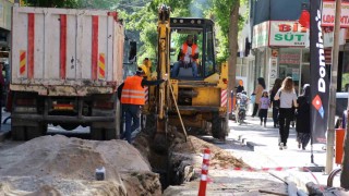 Akşehirde içme suyu şebekesi yenileme çalışmaları sürüyor