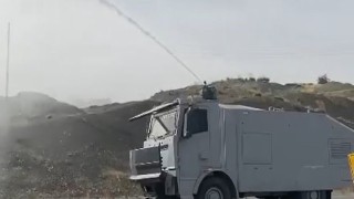 Alev alan aracı TOMA söndürdü