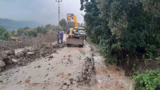 Aliağayı sağanak vurdu: Taşan dere eski köprüyü yıktı