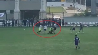 Amatör maçta tekmeler havada uçuştu