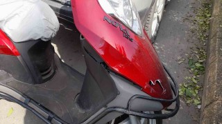 Aracından inmek için kapıyı açtı, arkadan gelen motosikletli kaza yaptı
