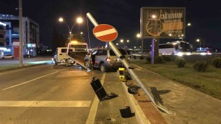 Aracıyla sinyalizasyon direğini devirip koşarak bölgeden uzaklaştı