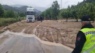 Araçlar çamura saplandı