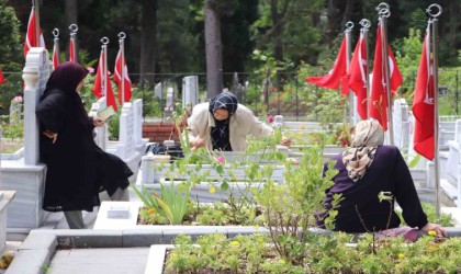 Arife günü şehitlikte hüzün