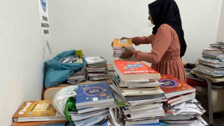 Atık kağıtlardan elde edilen gelirle çocuklara bayramlık alınıyor