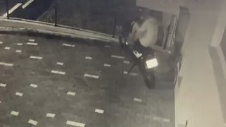Ayağıyla kilidi kırdı, motosikleti çaldı