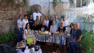 Ayvalıkın Sakarya Mahallesi bahçesinde geleneksel kahvaltı