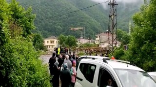 Bafrada dereler taştı, 13 evi su bastı