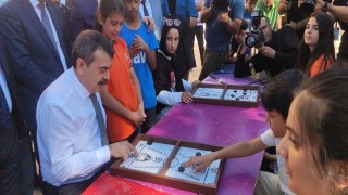 Bakan Tekin, depremzede öğrencilerle oyun oynadı