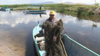 Balıkçılar gölde yasak sezonda hayalet ağ avlıyor