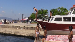 Bandırmanın sahillerinde denize girmek istiyorlar