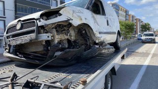 Bariyerlere çarpan hafif ticari araç yan yattı: 1 yaralı