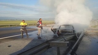 Bariyerlere çarpan otomobil alev alev yandı: 3 yaralı