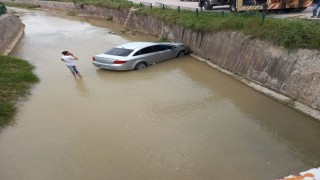 Bariyerleri aşan otomobil dereye uçtu