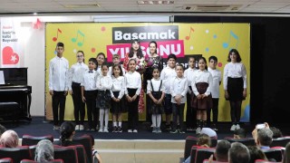 BASAMAK kursiyerleri yıl sonu gösterileriyle sahnede