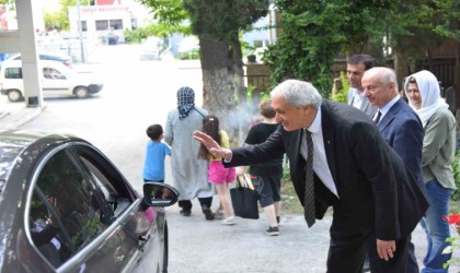 Başkan Bakkalcıoğlu mezarlık ziyaretine gelen vatandaşların bayramını kutladı