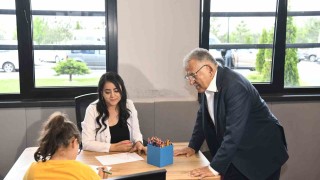 Başkan Büyükkılıç, Engelsiz Yaşam Merkezinin özel çocuklarıyla kucaklaştı