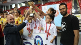 Başkan Çolakbayrakdar, satranç turnuvasının ödüllerini verdi