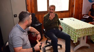 Başkan Soner Çetin kursiyerlerle türkü söyledi