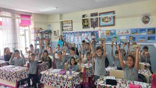 Başkan Tekin minik öğrencilere dondurma ikram etti