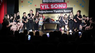 Bayraklılı tiyatrocular ayakta alkışlandı