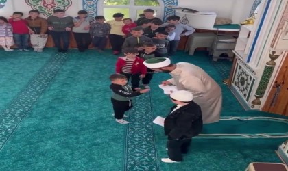 Bayram namazına gelen çocuklara sürpriz
