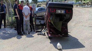 Bayramiçte virajı alamayarak devrilen otomobildeki 3 kişi yaralandı