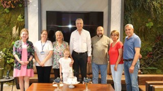 Belediye faaliyetlerine gönüllü olarak katılan Minaya doğum günü sürprizi