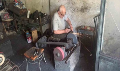 Bıçakçı ustası Çeşmecinin Kurban Bayramı mesaisi başladı