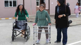 Bir yıl boyunca topladığı atık plastiklerle, mezun ettiği öğrencisine tekerlekli sandalye aldı