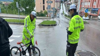 Bisiklet otomobile çarptı