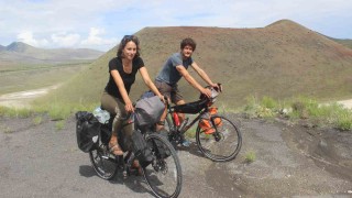 Bisikletleri ile dünya turuna çıkan Fransız çift Meke Gölünde kamp yaptı