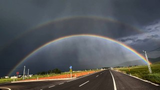 Bitliste çift gökkuşağı görsel şölen oluşturdu