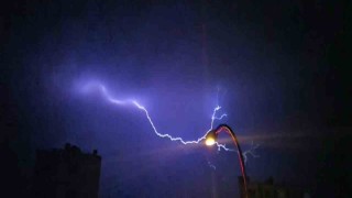 Bitliste şimşekler geceyi gündüze çevirdi